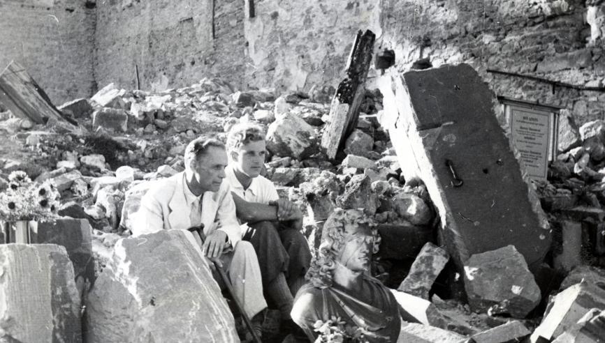 vitrine 1 beutler und sohn in ruine gh 1945