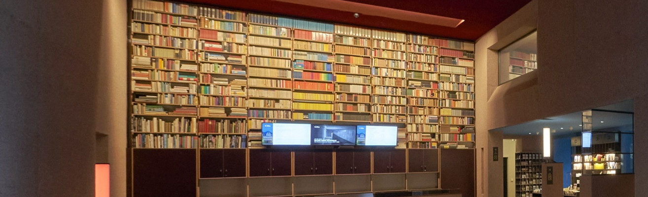 Buecherwand im Foyer des Deutschen Romantik Museums FDH Foto Alexander Paul Englert