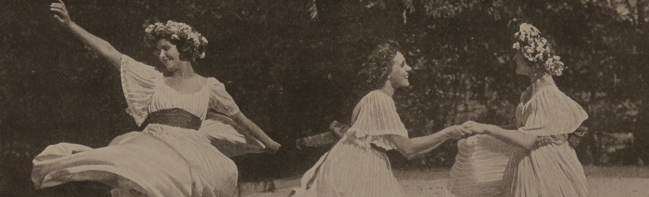 Schwestern Wiesenthal tanzen auf einem Tennisplatz c FDH web